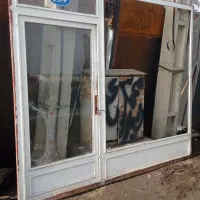 درب مغازه و پنجره های آهنی در حد