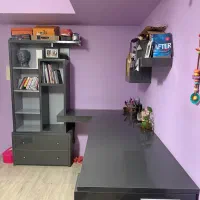 میز تحریر و کتابخانه