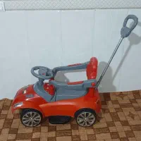 ماشین کودک دارای اهرم هدایت مادر