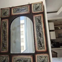 یک عدد آیینه دیواری کوچک دور چرم در حد نو