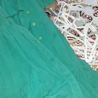 پیراهن تابستانی و ۶ عدد چوب رختی بچگانه