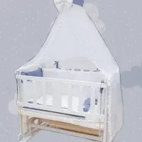 گهواره و تخت کنار مادر