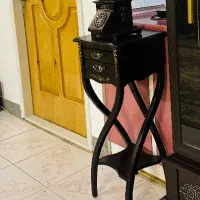 میز و تلفن رومیزی کلاسیک