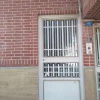 یک درب بایک پنجره