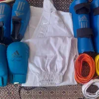 لباس کاراته همراه باساق پا. روی پا. دستکش وکمربند