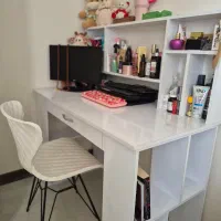 میز تحریر و کتابخانه