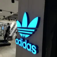 کارگر ساده در مجموعه تابلو سازی