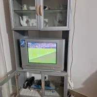 میز و تلوزیون کاملا سالم همراه با دستگاه دیجیتال