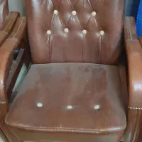 صندلی چوبی و چرم