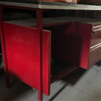 میز تحریر فلزی محکم و قدیمی و بسیار تمیز و سالم