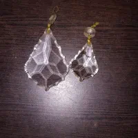 تعدادی اشک و آویز لوستر