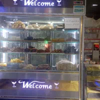 فروشنده و نیروی کارخانم  در نان فانتزی