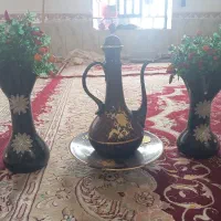 دو گلدان با گل و یک گلاب پاس بزرگ