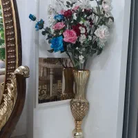 گل مصنوعی به همراه گلدان پایه بلند