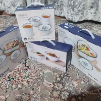 ظروف سرو غذا پورسلان (چینی) و دستمال آشپزخانه