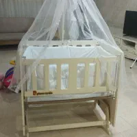 تخت کنار مادر