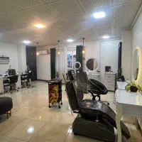 احاره صندلی ونمیز ناخن در سالن زیبایی