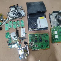 تعدادی برد و قطعات پلی استیشن 2 و 3