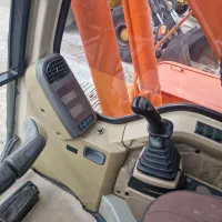 دو دستگاه بیل مکانیکی