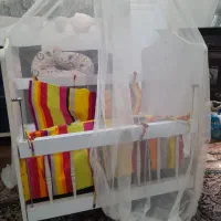 گهواره و تخت کنار مادر