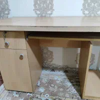 میز تحریر و کامپیوتر