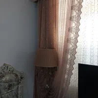 دستک‌پرده نو با کوسن و رومیزی