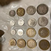 تعدادی سکه جمهوری و چند عدد سکه خارجی و اسکناس