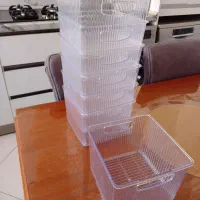 تعدادی ظروف یخچال نظم دهنده