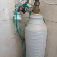 دوعدد کپسول اکسیژن و مانومتر