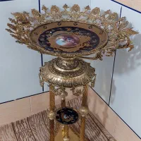 کنار سالنی و ساعت برنز