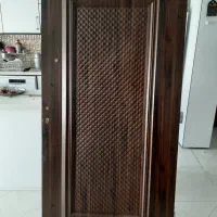 درب ورودی کاملا تمیز و سالم