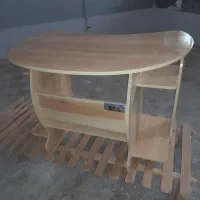 میز تحریر و کامپیوتر