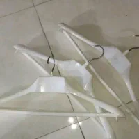 تعدادی چوب لباسی پلاستیک در حد نو