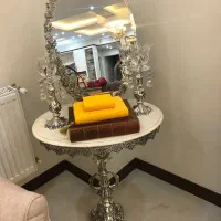 آیینه و شمعدان و میز بدون خط و شکستگی