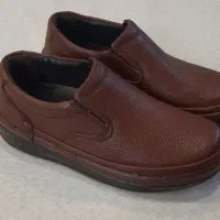 یک جفت کفش تمام چرم. طبیعی