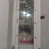 بوفه تاج دار سه طبقه داخلش کشوی مخفی قفل داره