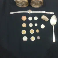 مقداری سکه‌ی ایرانی وخارجی