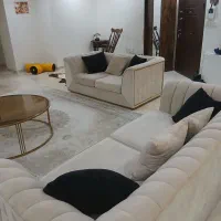 یک دست مبل ۷ نفره کرم مشکی با میز وسط