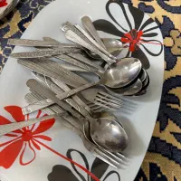 ظروف چینی و قاشق و لیوان