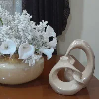 گلدان به همراه گل