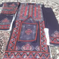 تعدادی لباس نیمه کاره