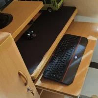 میز کامپیوتر تمیز با چوب راش