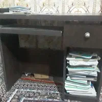 میز مطالعه و کامپیوتر