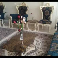 فروش مبل سلطنتی ۹ نفره همراه ویترین و ۳ میز