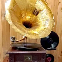 گرامافون هندلی قدیمی چوبی