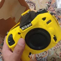 نیکون ۷۱۰۰ با لنز ۷۰/۲۰۰