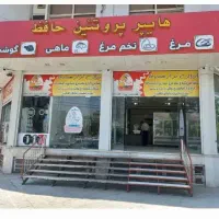 کارگر مغازه ماهی فروشی