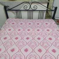 دوتا تخت . یه دونفره و یه تخت بچگانه