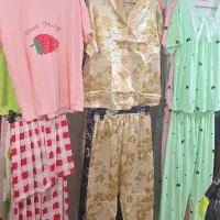 فروشنده خانم مرتب و خوش رو برای مغازه لباس زنانه