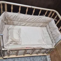 تخت خواب کنار مادر